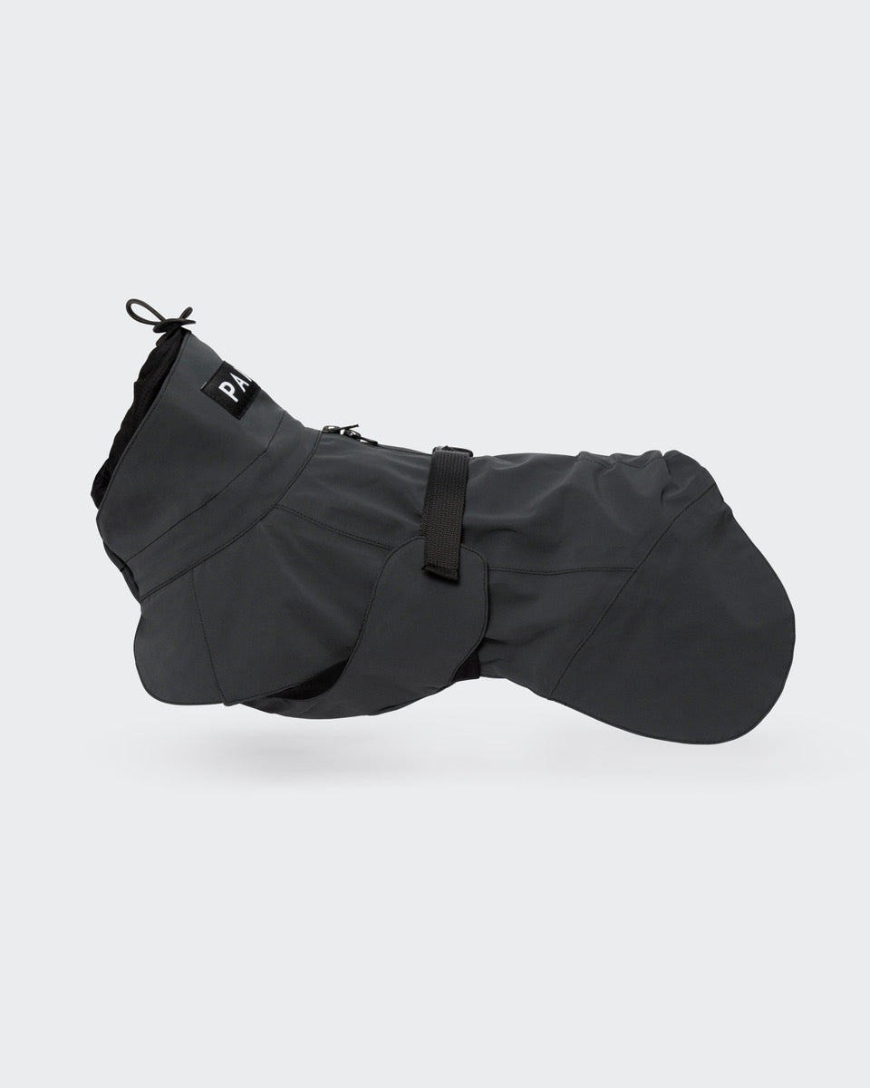 PAIKKA Visibility Raincoat Dark á hundi