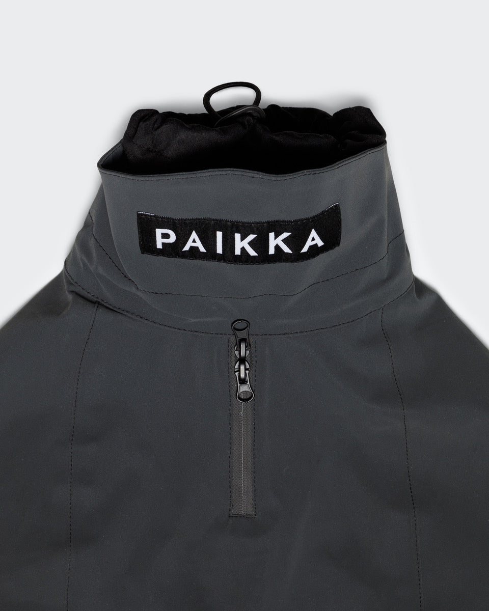 PAIKKA Visibility Raincoat Dark á hundi